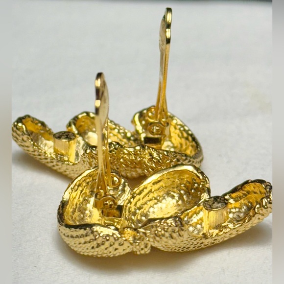 Vintage Textured Clip-on Earrings - Picture 4 of 4